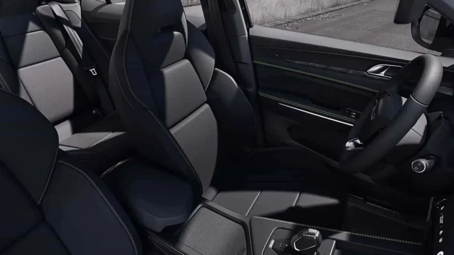 Renting Empresas Lynk & Co 011.5 PHEV Core Mineral Green, Crystal White, Sparking Black