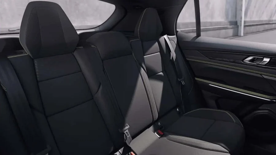 Renting Empresas Lynk & Co 011.5 PHEV Core Mineral Green, Crystal White, Sparking Black